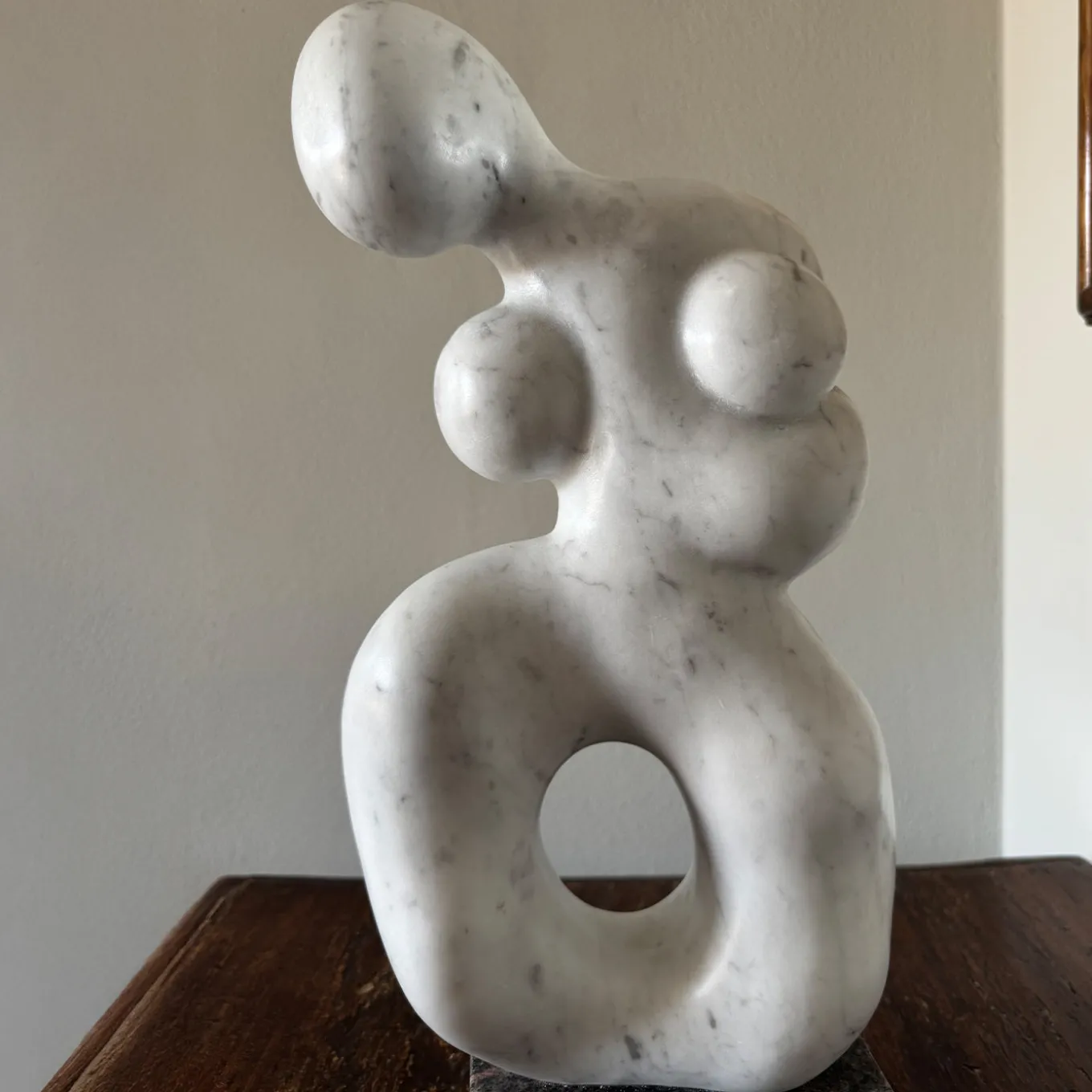 Scultura Contrazione in marmo Bianco di Carrara su base in granito di Piero Speranza