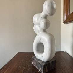 Scultura Contrazione in marmo Bianco di Carrara su base in granito di Piero Speranza