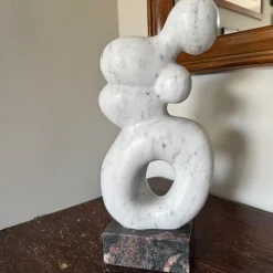 Scultura Contrazione in marmo Bianco di Carrara su base in granito di Piero Speranza