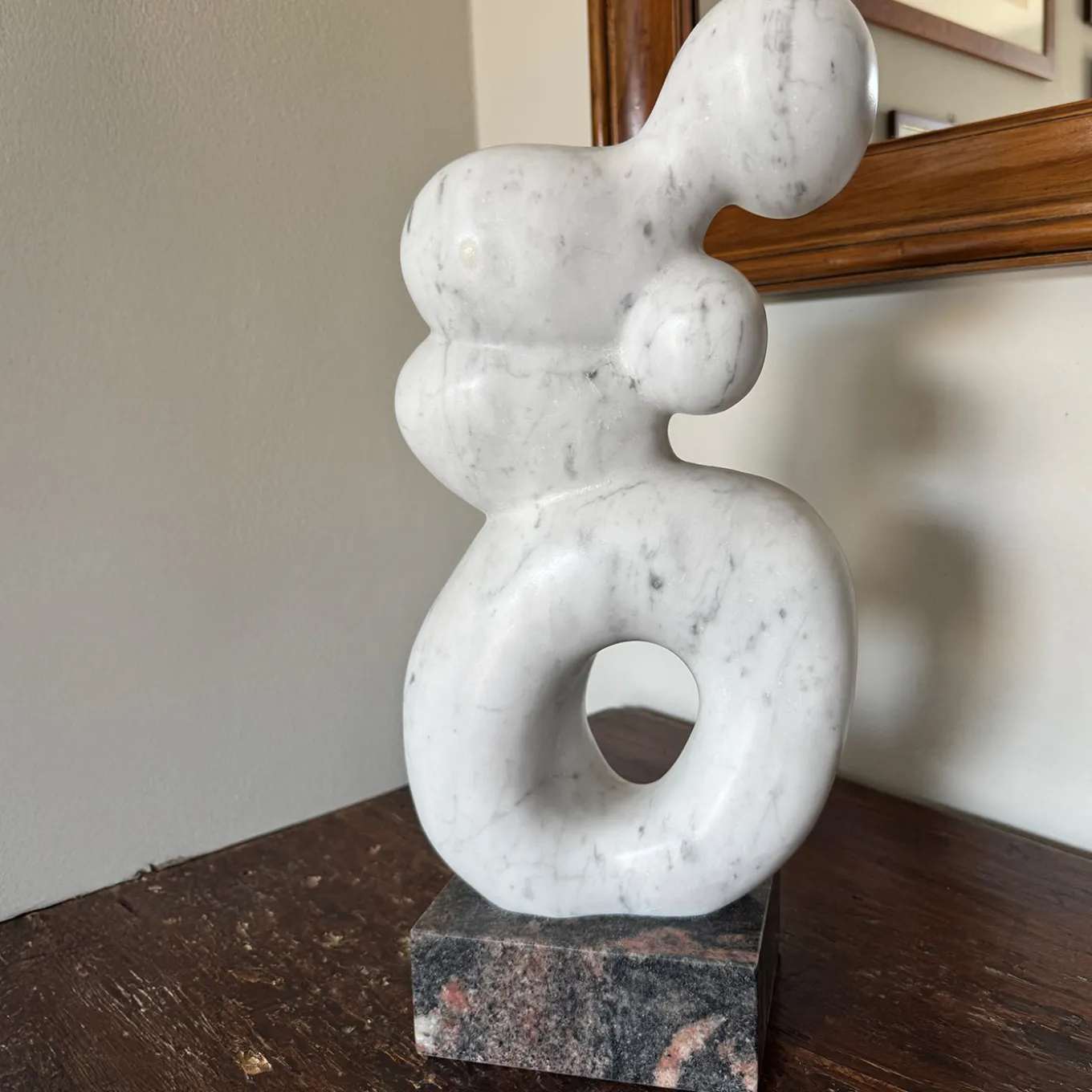 Scultura Contrazione in marmo Bianco di Carrara su base in granito di Piero Speranza