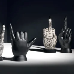 Scultura decorativa Infamis Tattoo di Ugo La Pietra