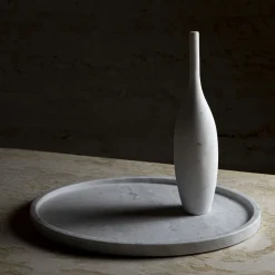 Scultura Decorativa Ispirata a una Bottiglia in Travertino