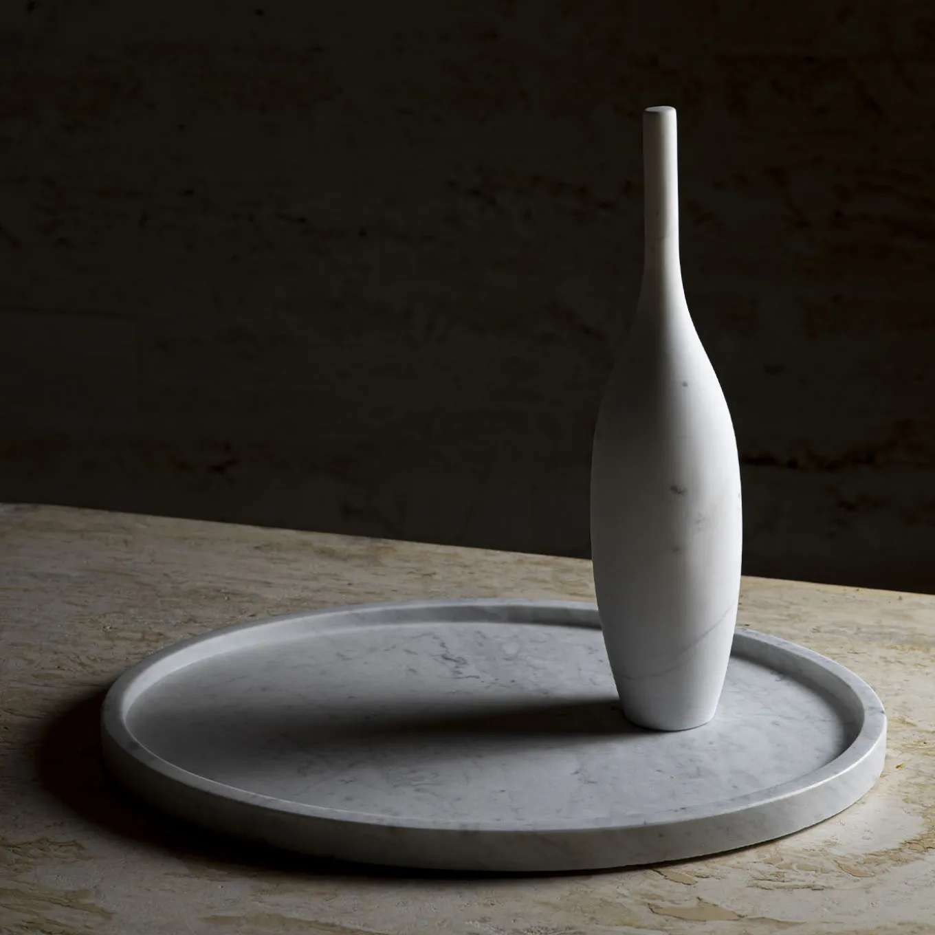 Scultura Decorativa Ispirata a una Bottiglia in Travertino