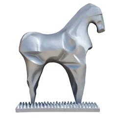 Scultura di cavallo in piedi