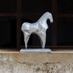 Scultura di cavallo in piedi