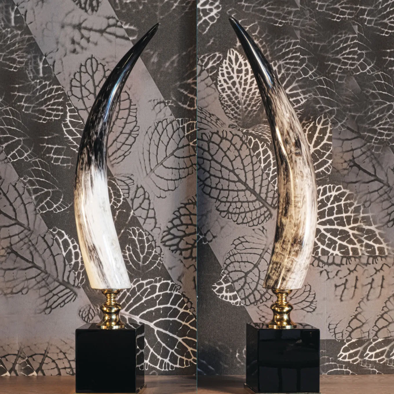 Scultura di corno verticale con base in ottone dorato 24K