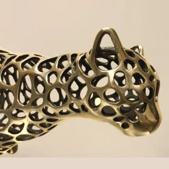 Scultura di ghepardo in corsa