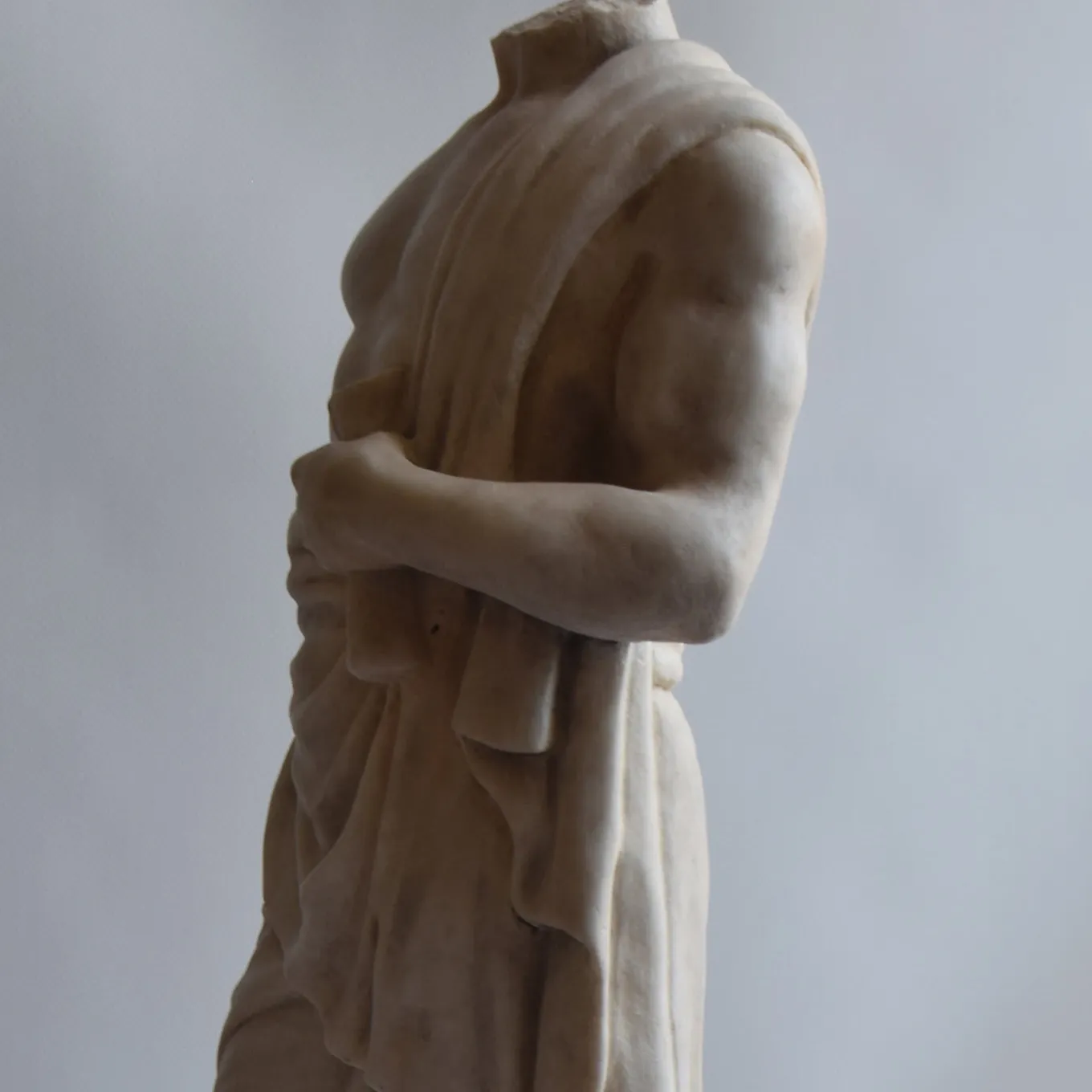Scultura di torso con drappeggio