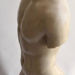 Scultura di torso maschile di Eleusi