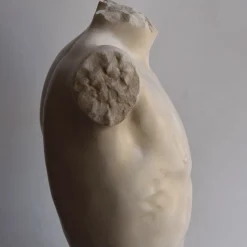 Scultura di torso maschile di Eleusi