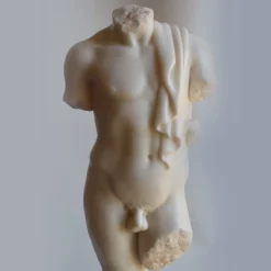Scultura di torso maschile drappeggiato
