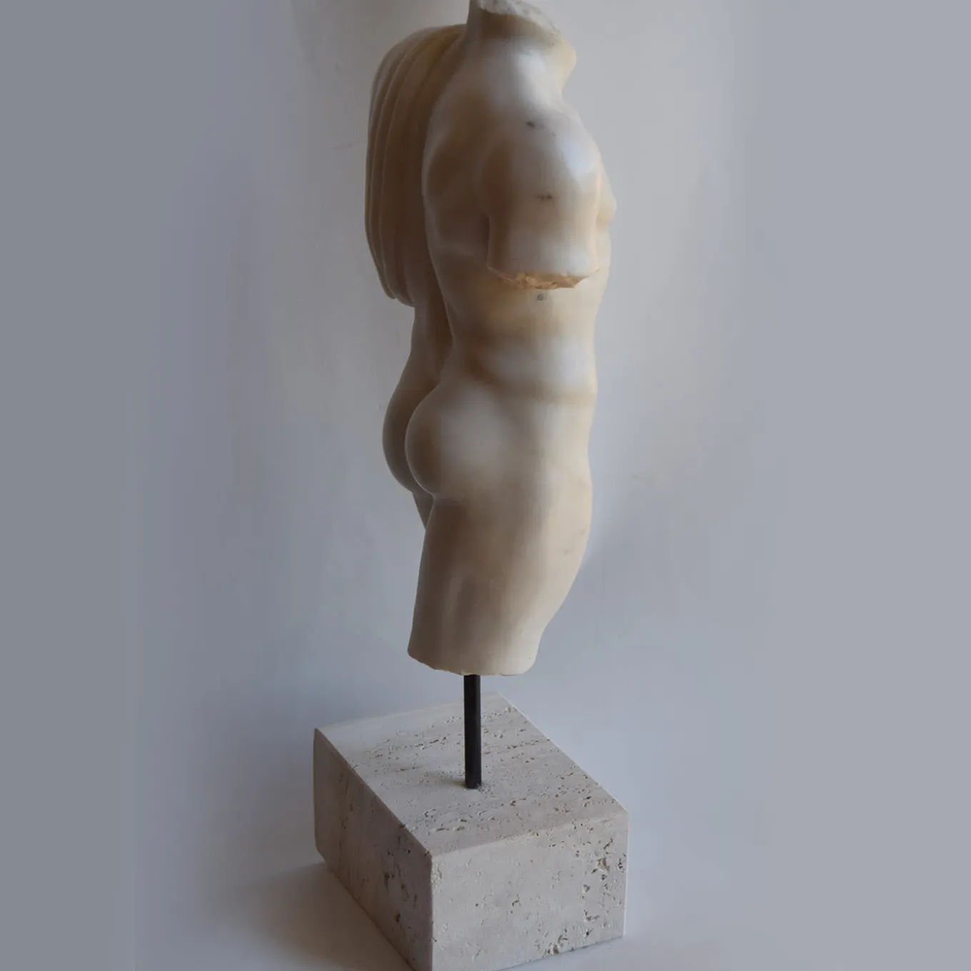 Scultura di torso maschile drappeggiato