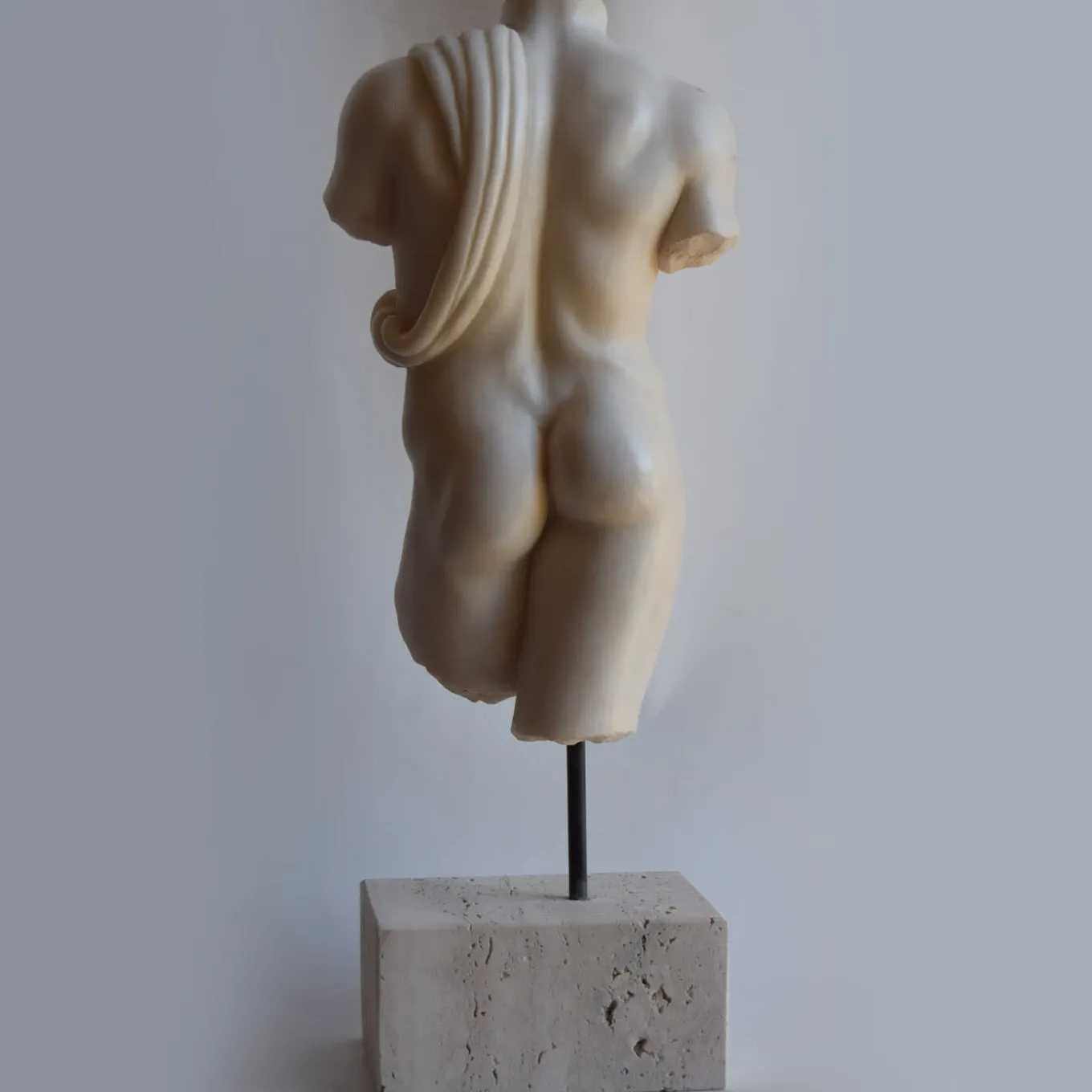 Scultura di torso maschile drappeggiato