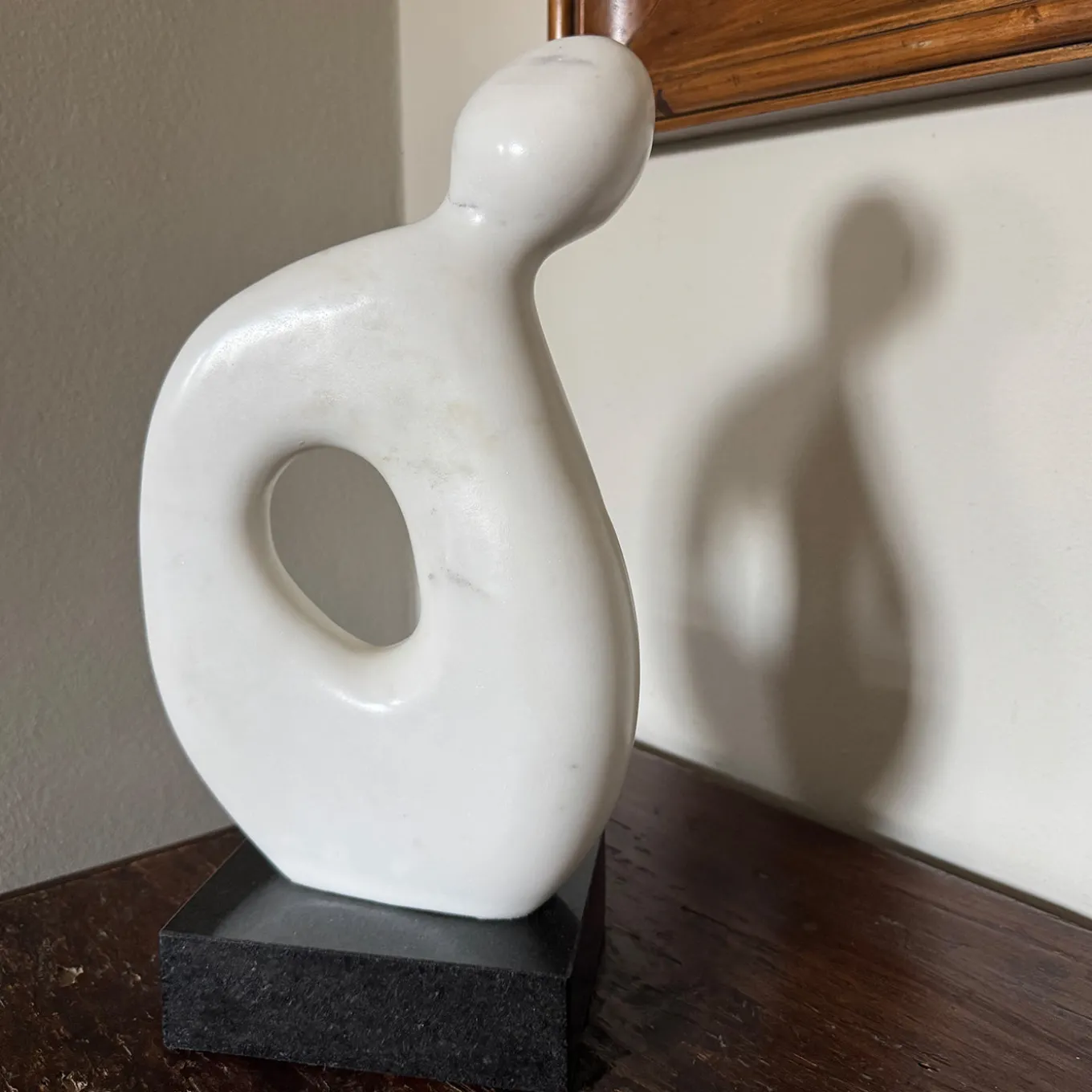 Scultura Figura Aperta Al Vuoto in Marmo Bianco su Base in Granito di Piero Speranza