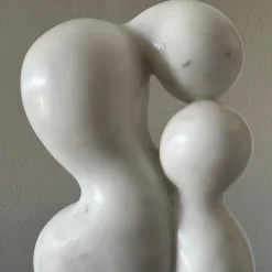 Scultura Il Contatto in Marmo Bianco di Carrara su Base in Marmo Rosso Verona di Piero Speranza
