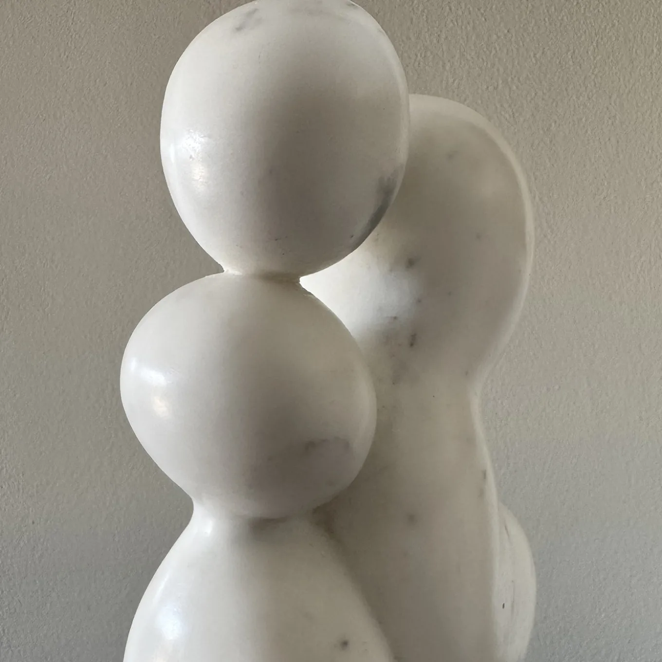 Scultura Il Contatto in Marmo Bianco di Carrara su Base in Marmo Rosso Verona di Piero Speranza