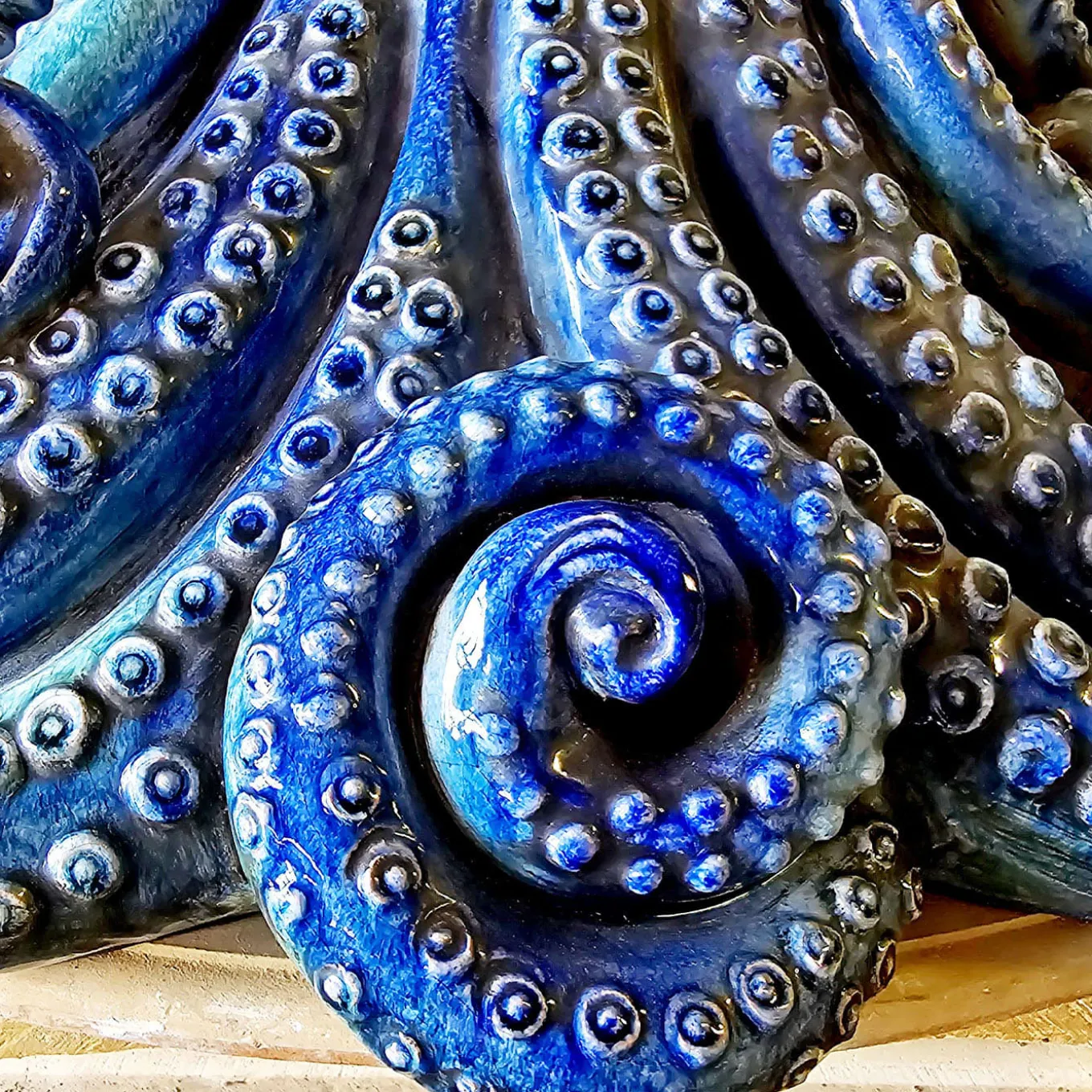 Scultura in Ceramica Blu con Polpo Gigante