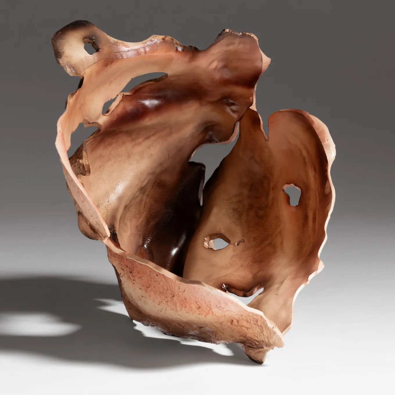 Scultura in ceramica marrone Courmayeur di Assia Karaguiozova