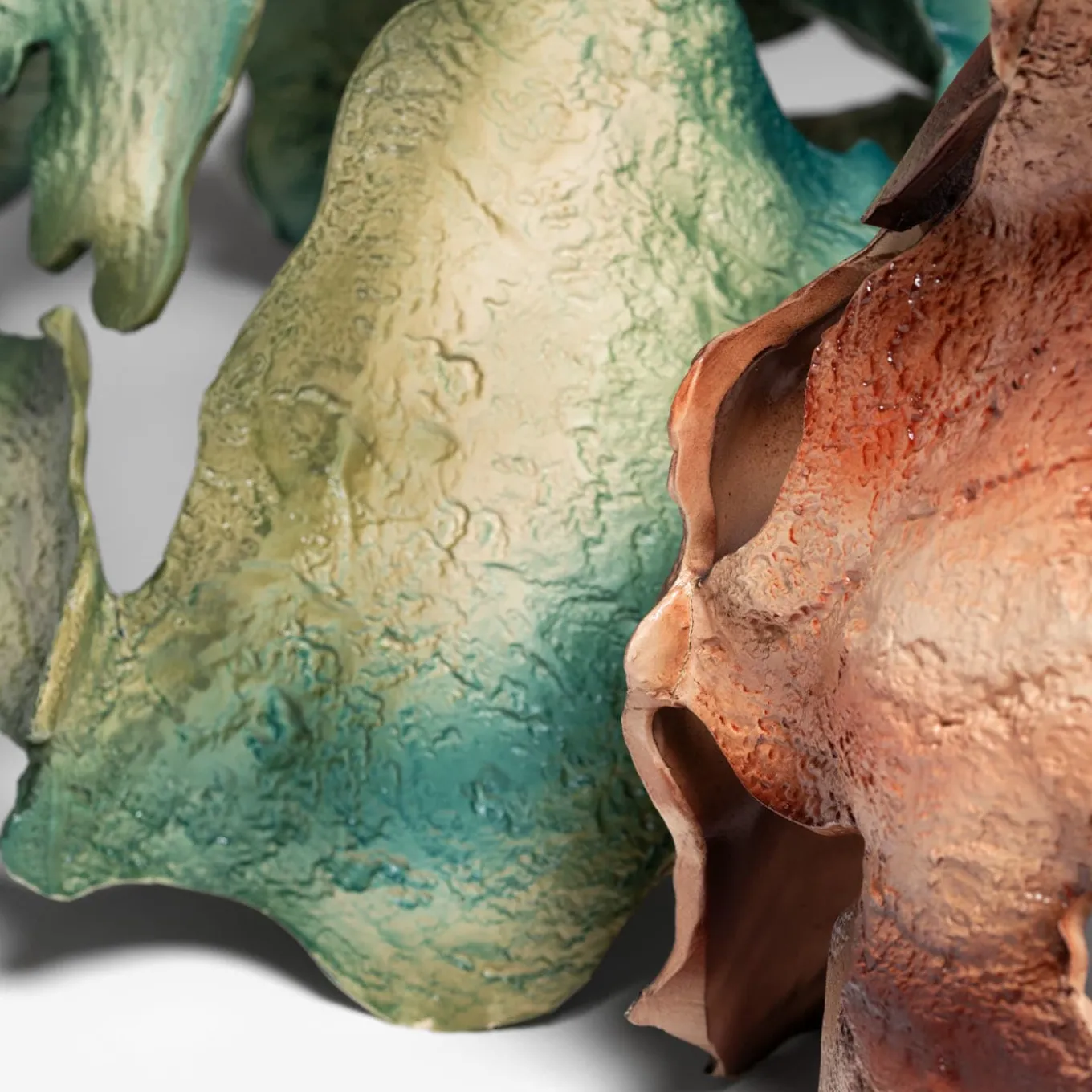 Scultura in ceramica marrone Courmayeur di Assia Karaguiozova