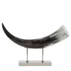 Scultura in corno nero curvo