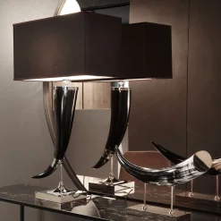 Scultura in corno nero curvo