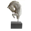 Scultura in marmo a frammento di cavallo con base