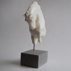 Scultura in marmo a frammento di cavallo con base