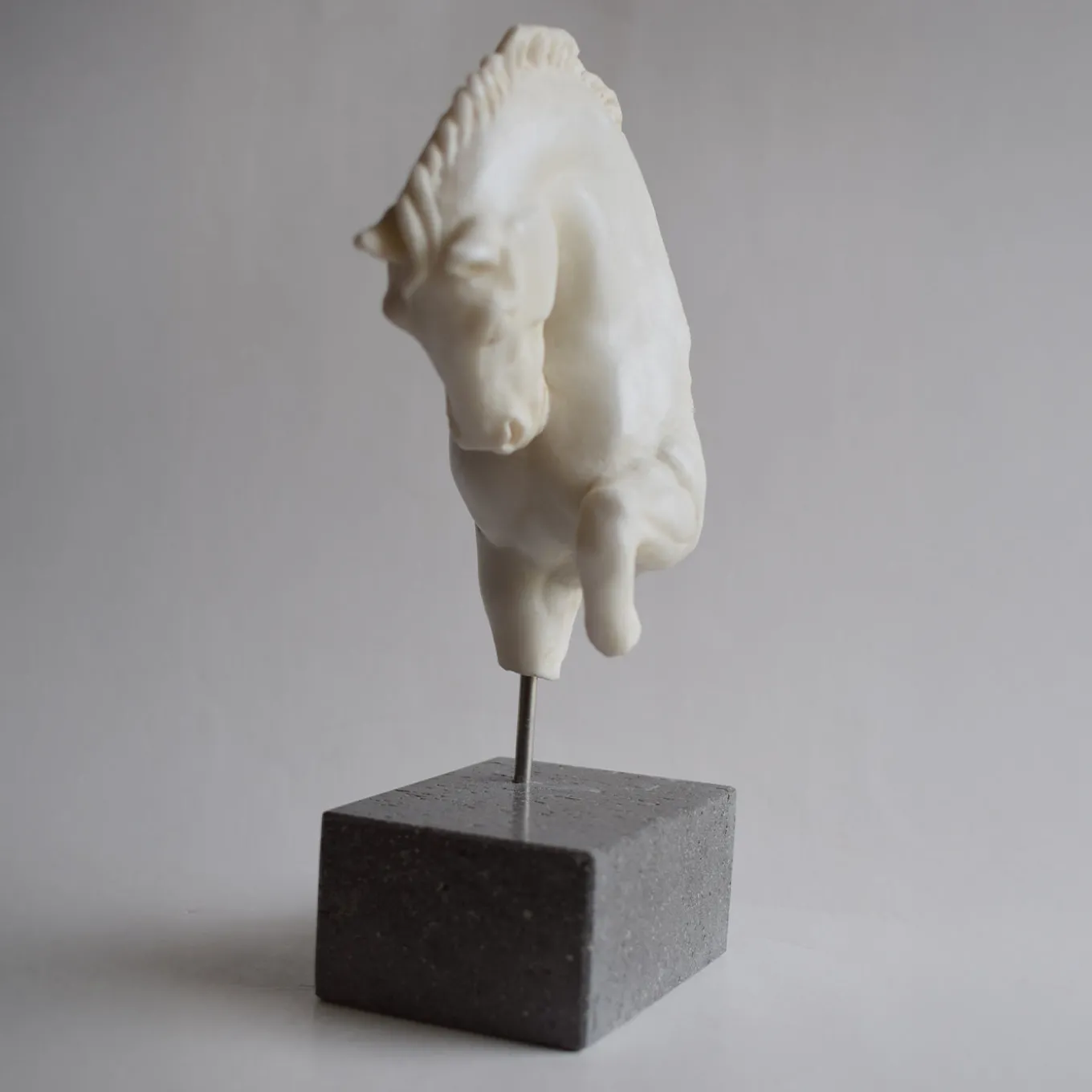 Scultura in marmo a frammento di cavallo con base