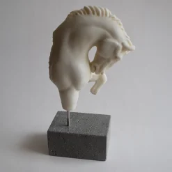 Scultura in marmo a frammento di cavallo con base