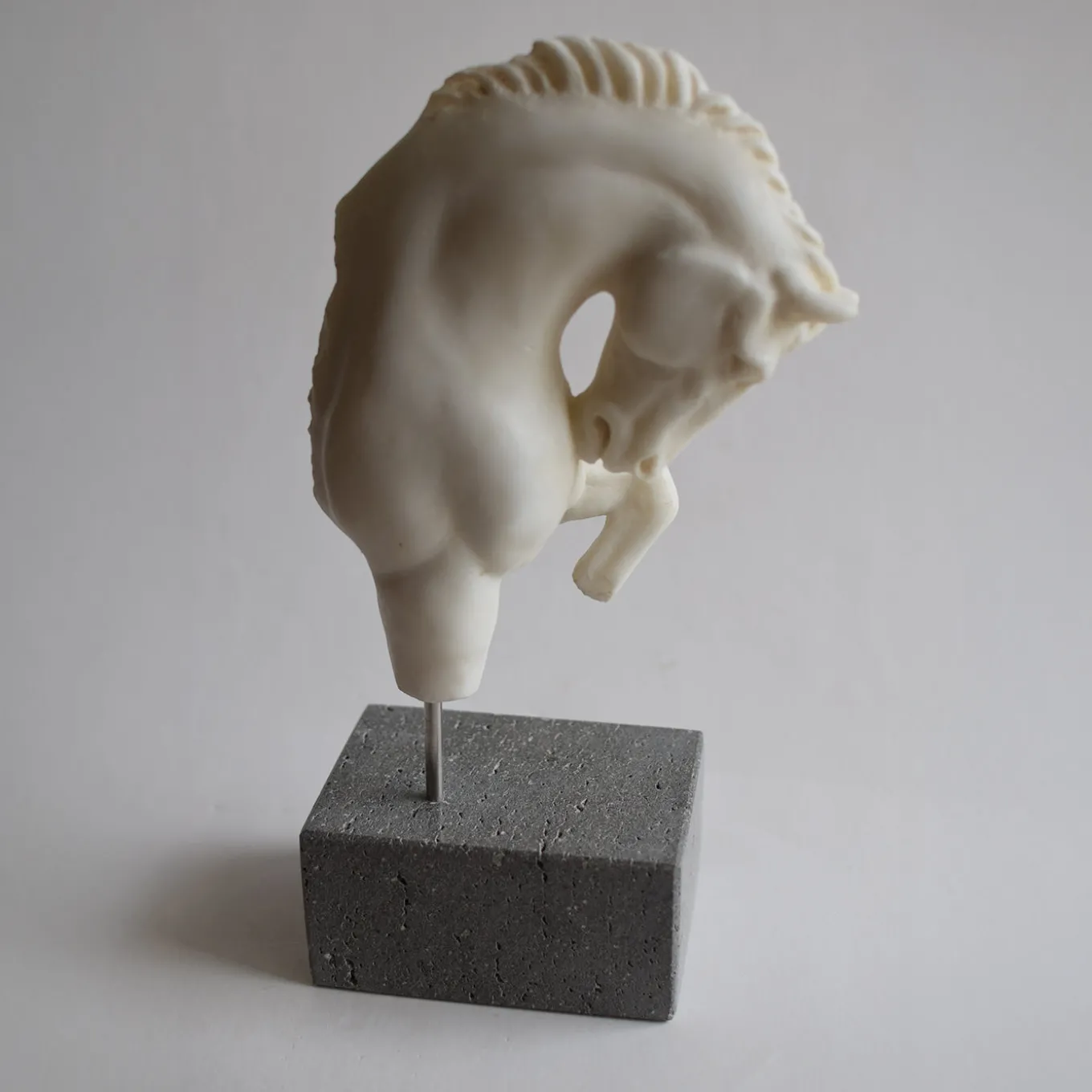Scultura in marmo a frammento di cavallo con base