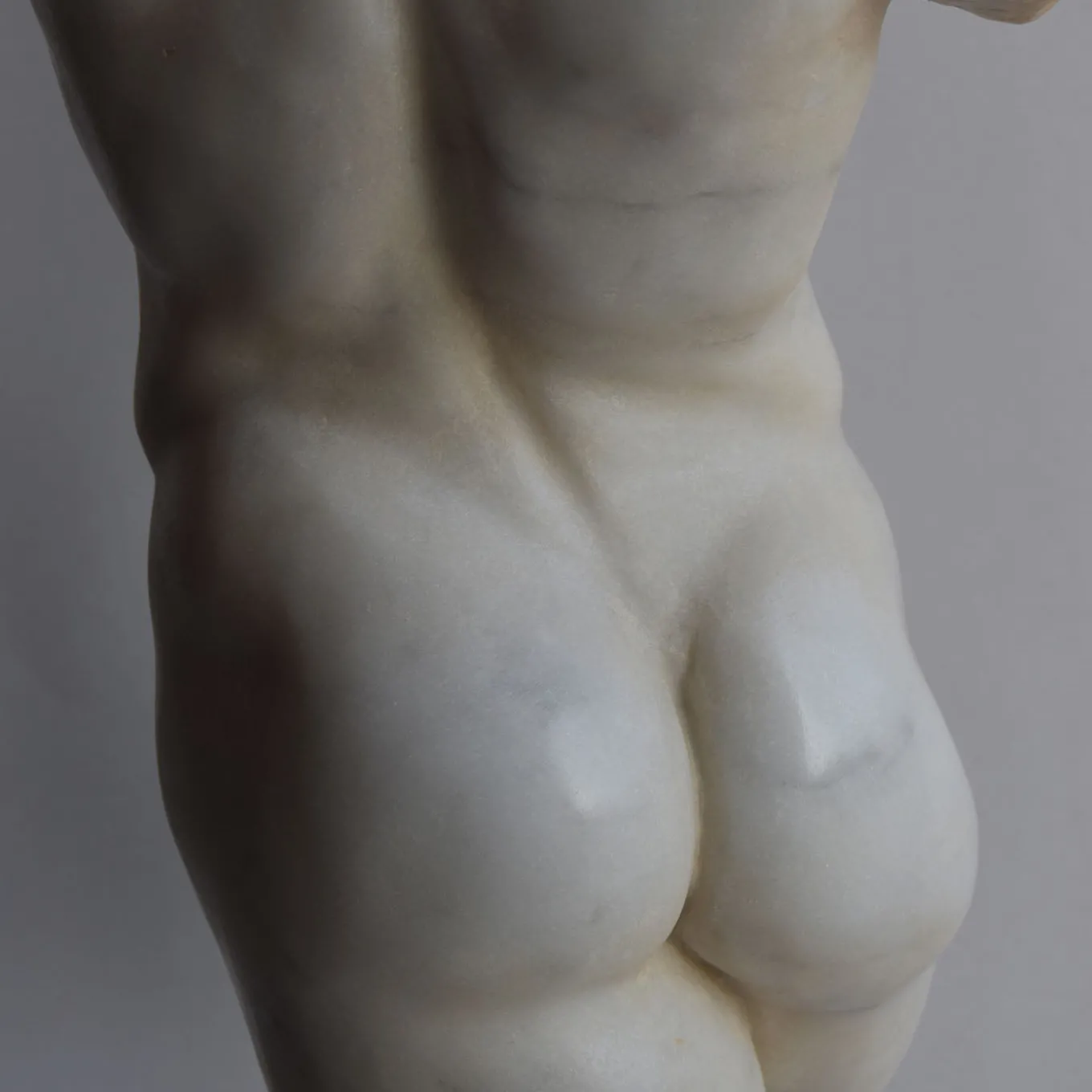 Scultura in marmo di Carrara torso di satiro con base