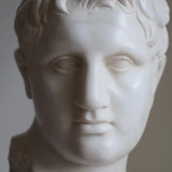 Scultura in marmo di Carrara Apoxyomenos con base