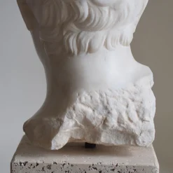Scultura in marmo di Carrara Apoxyomenos con base