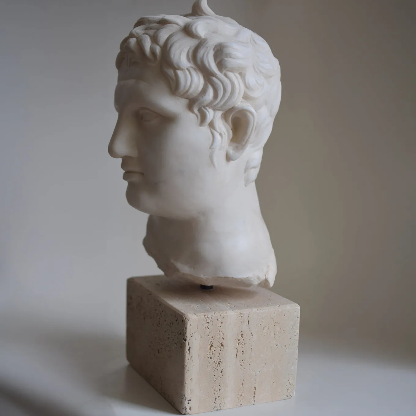Scultura in marmo di Carrara Apoxyomenos con base