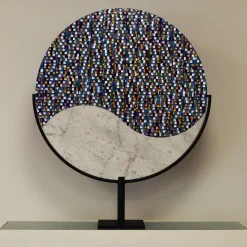 Scultura in marmo e vetro policromo di origine blu