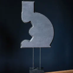 Scultura in pelle grigia Il Monaco