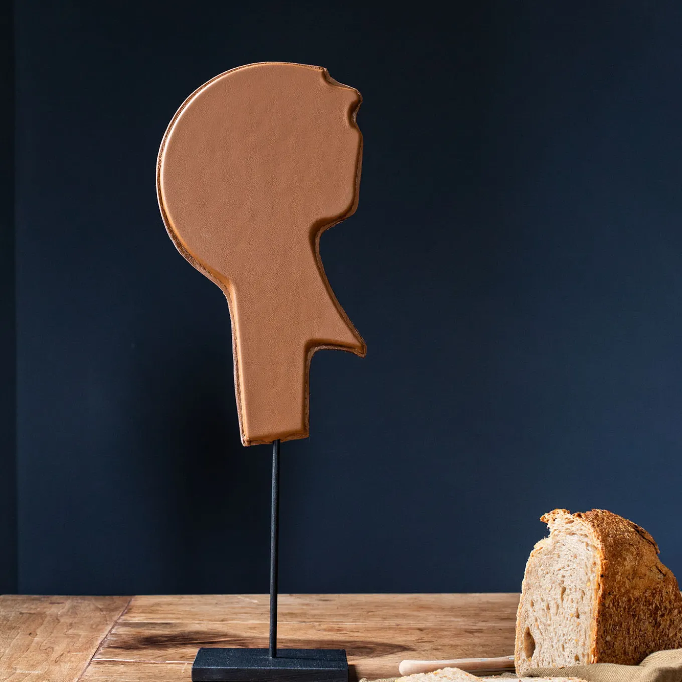 Scultura in pelle marrone Il capo