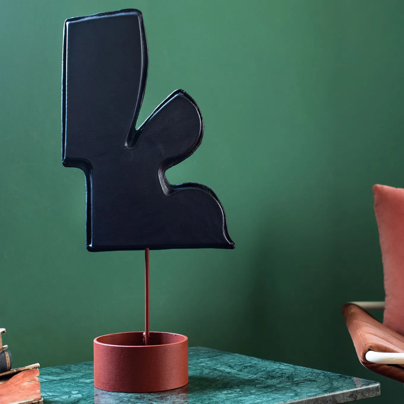 Scultura in pelle nera L'infiorescenza