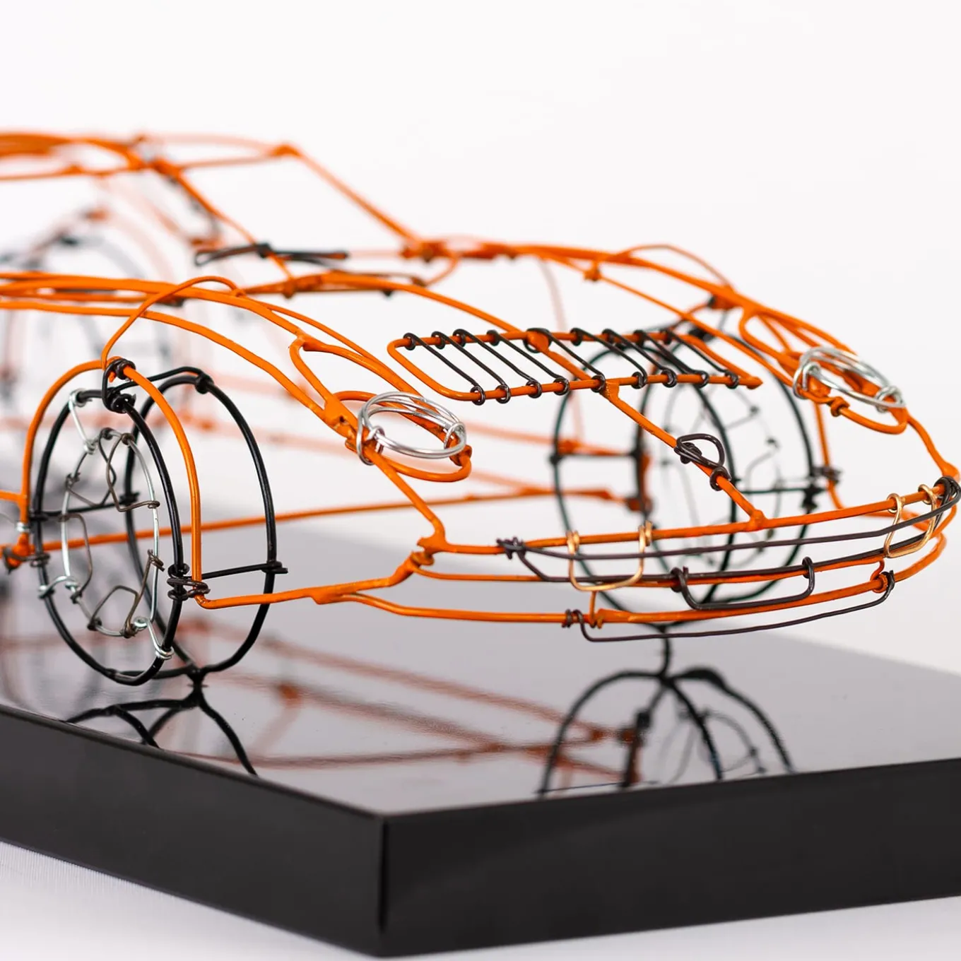 Scultura Lamborghini in filo metallico