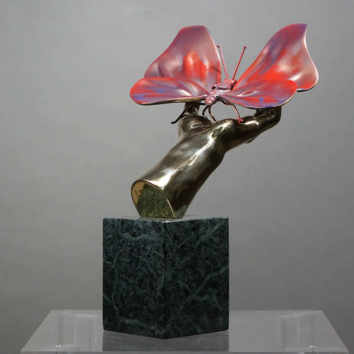 Scultura Mano Farfalla in bronzo policromo