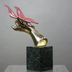 Scultura Mano Farfalla in bronzo policromo