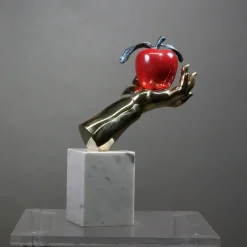 Scultura Mano Mela in bronzo policromo