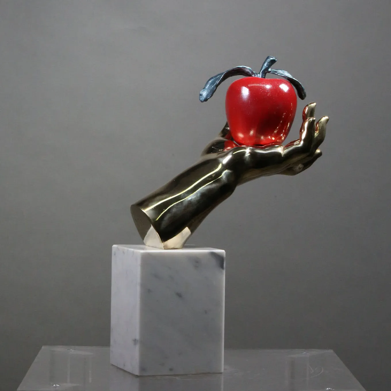 Scultura Mano Mela in bronzo policromo