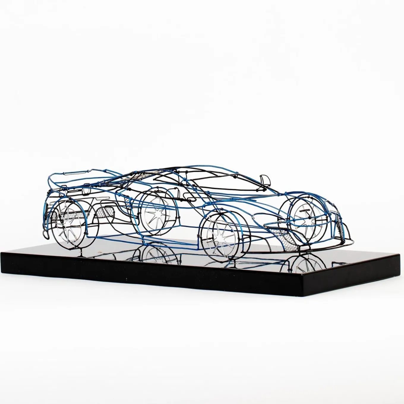 Scultura McLaren in filo metallico