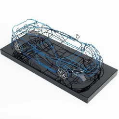 Scultura McLaren in filo metallico