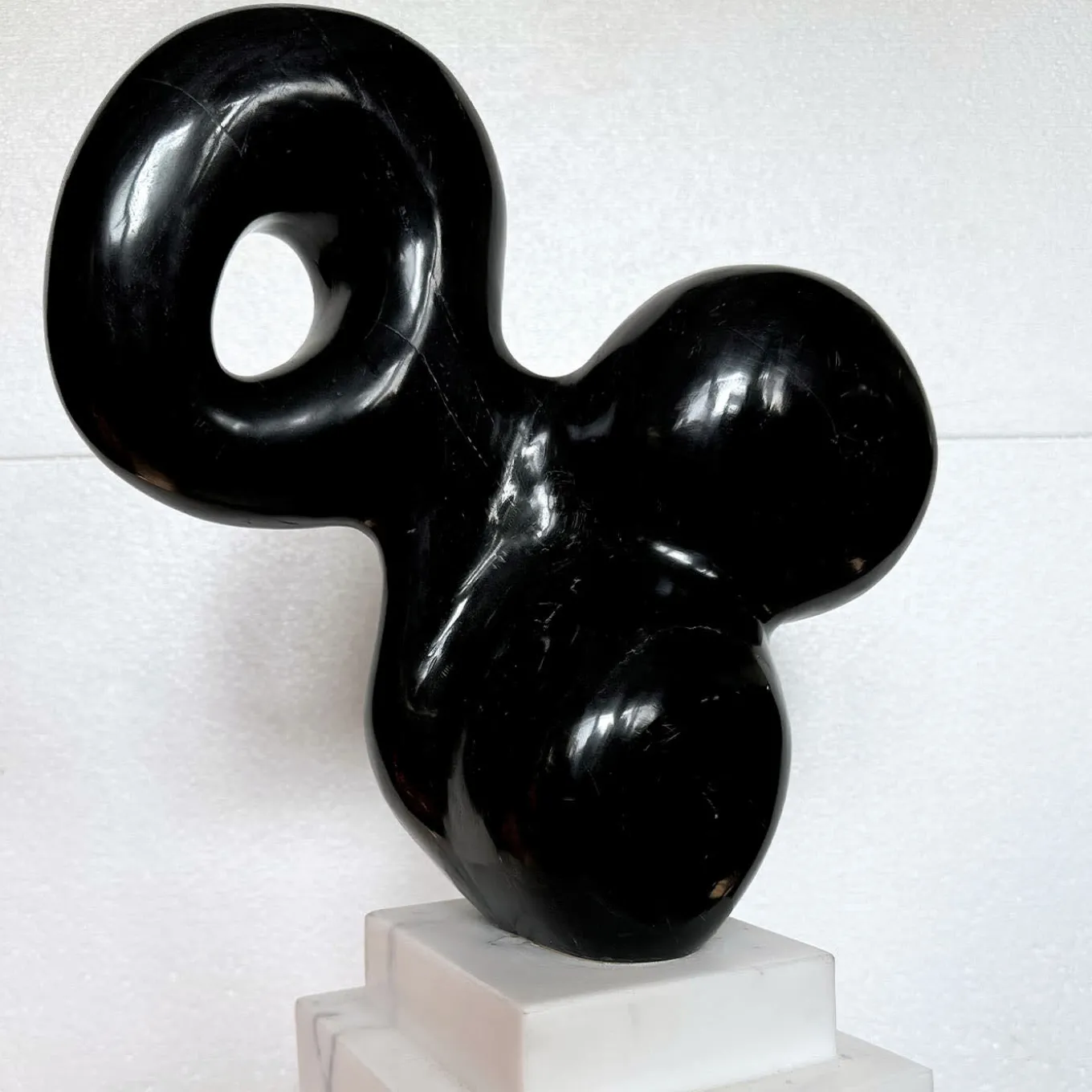 Scultura Molecola in marmo Nero Marquina di Piero Speranza