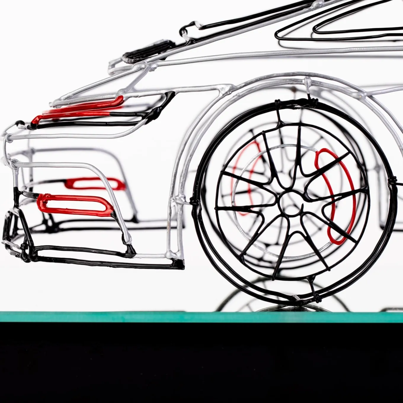 Scultura Porsche in filo metallico