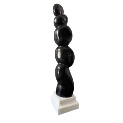 Scultura Presenza Invisibile in marmo Nero Marquina su base bianca di Piero Speranza