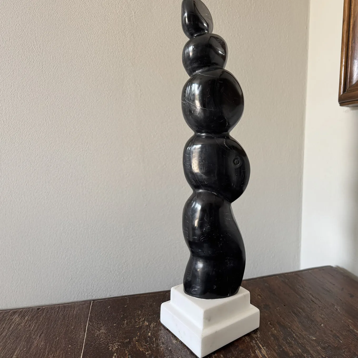 Scultura Presenza Invisibile in marmo Nero Marquina su base bianca di Piero Speranza