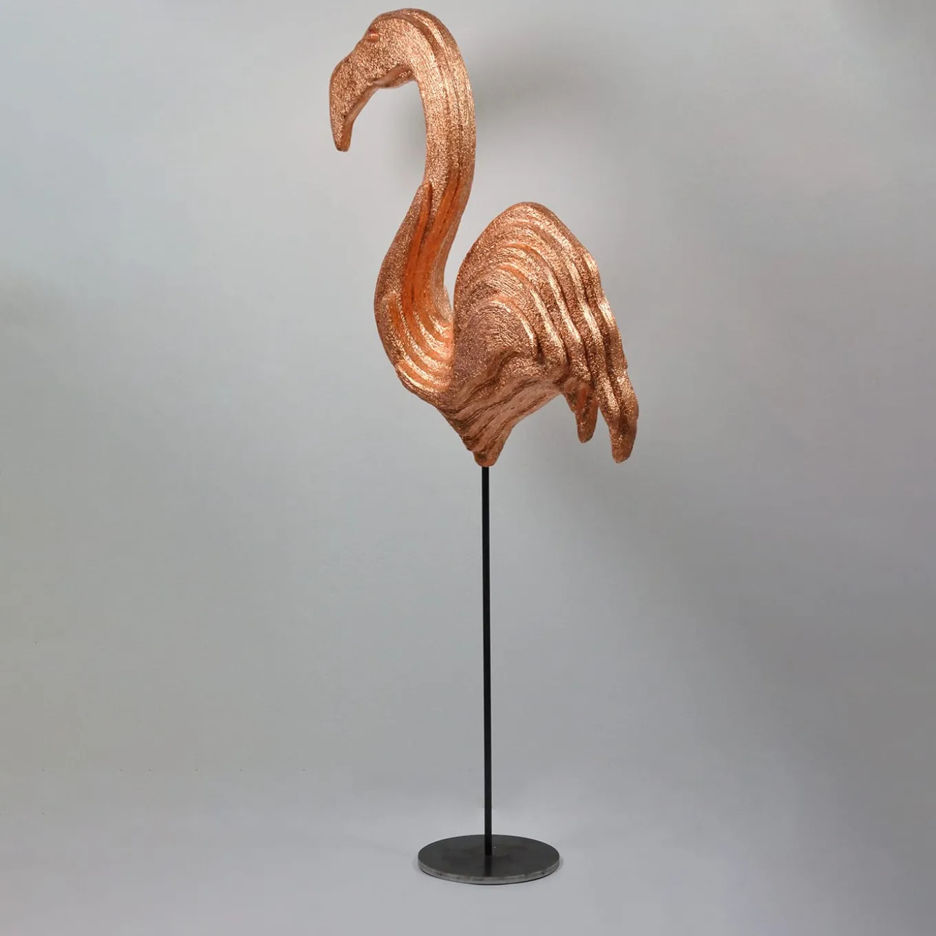 Scultura ramata di fenicottero rosa